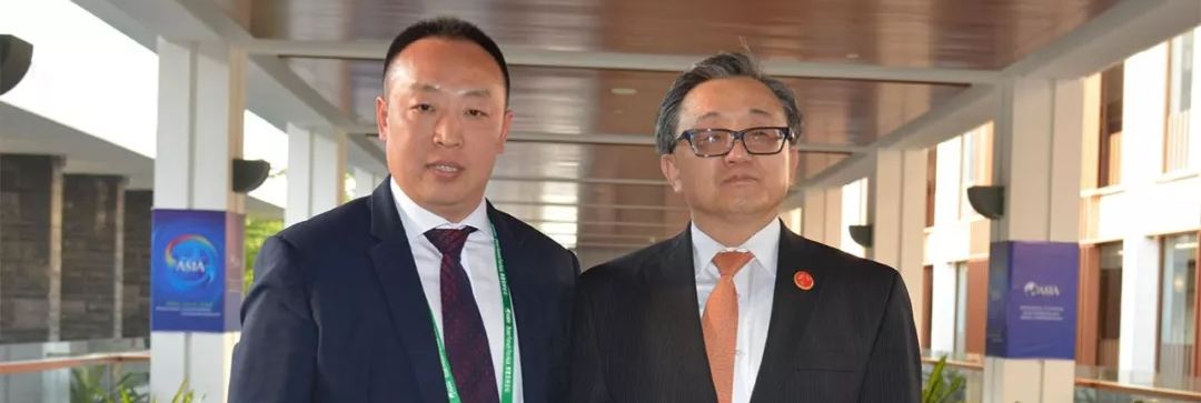 爆艹美女逼视频网站联合国副秘书长刘振民和赵章栓会长在博鳌亚洲论坛亲切交"